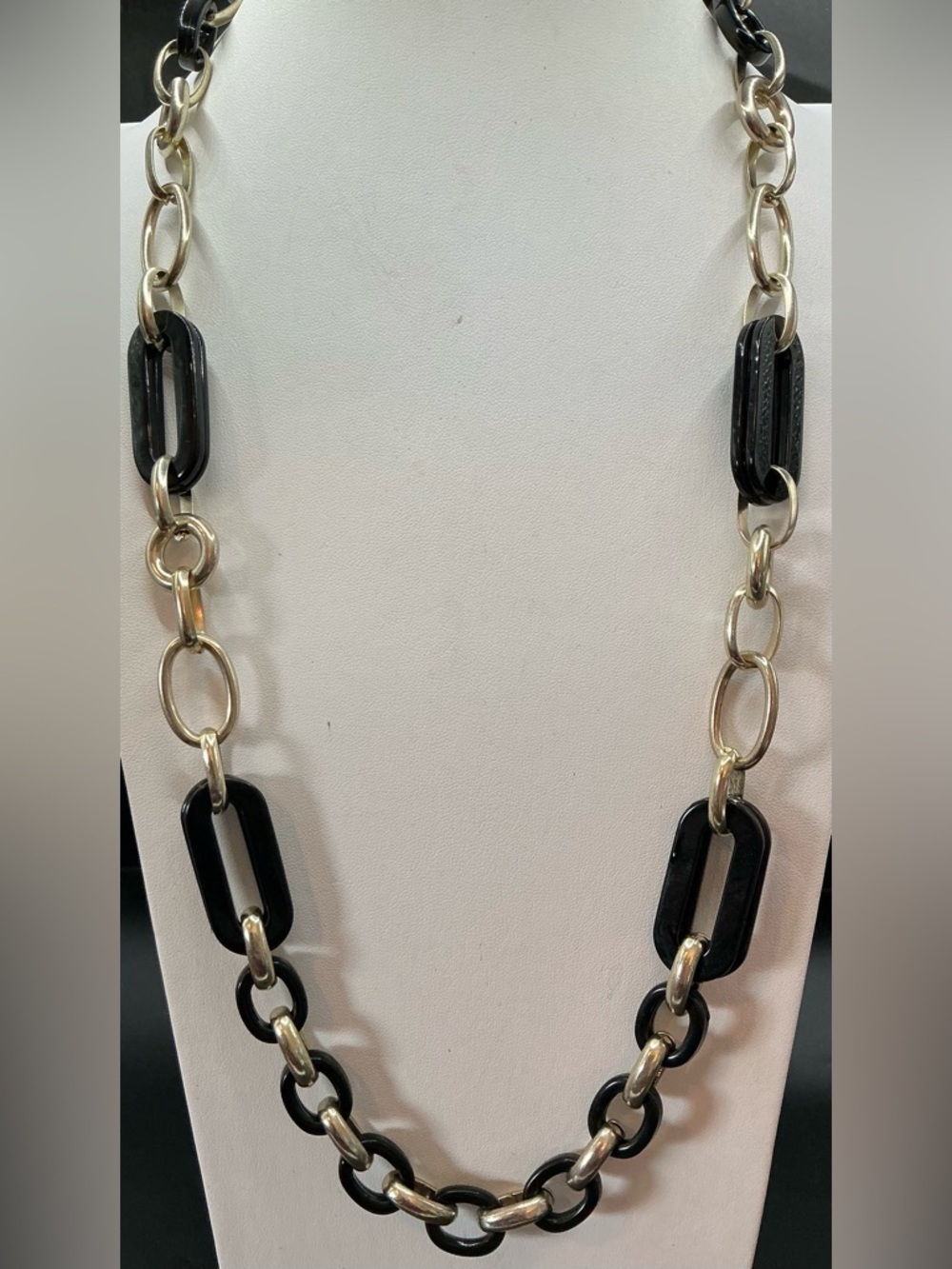 ANN TAYLOR LIGHT GOLD TONE AND BLACK OVERSIZED CHAIN LINK NECKLACE